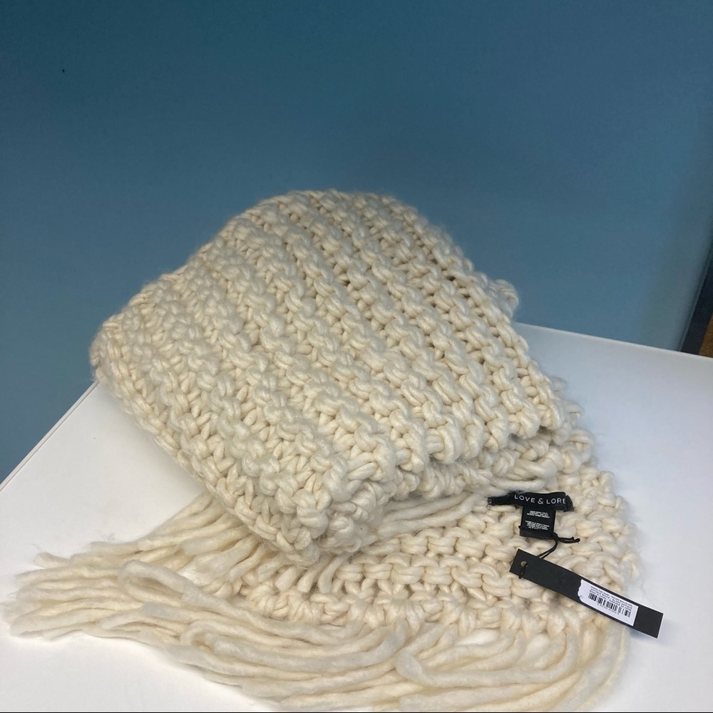 LOVE & LORE Chunky Knit Scarf w/ Fringes NEW